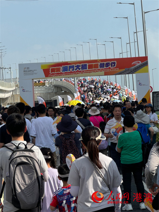 澳門居民踴躍參加“齊賀澳門大橋開通健步行”活動。（本報記者富子梅攝）