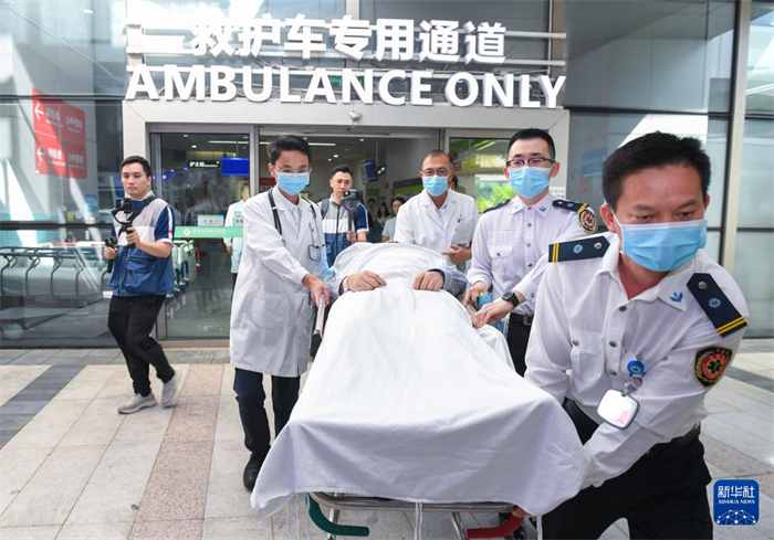 10月31日，在香港大學(xué)深圳醫(yī)院，醫(yī)護和急救人員運送“患者”。新華社記者 毛思倩 攝