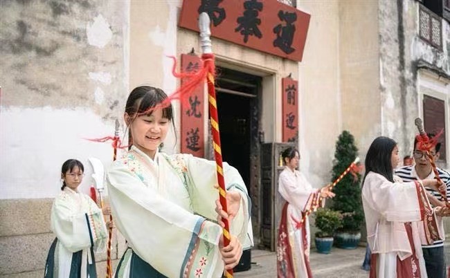 圖為學(xué)員參與“中華文化體驗日”活動。（澳門特區(qū)文化局供圖）