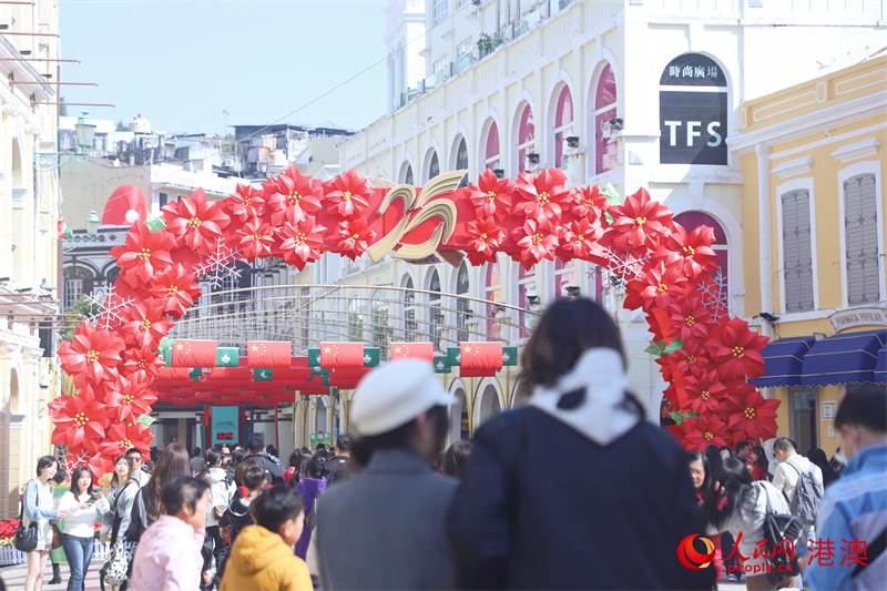 澳門特區(qū)大街小巷披紅掛彩，洋溢喜慶氣氛。（人民網(wǎng) 吳宇揚揚 攝）